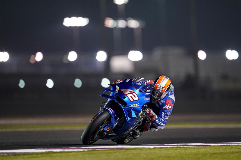 Alex Rins durante los últimos test de MotoGP en Qatar pilotando la Suzuki número 42