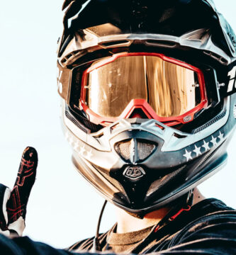 Un motero hace el gesto de los cuernos de rock con su mano