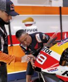 Jorge Lorenzo en el box de Honda durante su última temporada en MotoGP junto a la Honda número 99