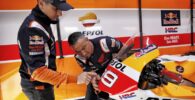 Jorge Lorenzo en el box de Honda durante su última temporada en MotoGP junto a la Honda número 99