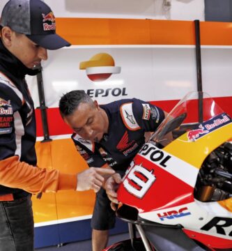 Jorge Lorenzo en el box de Honda durante su última temporada en MotoGP junto a la Honda número 99