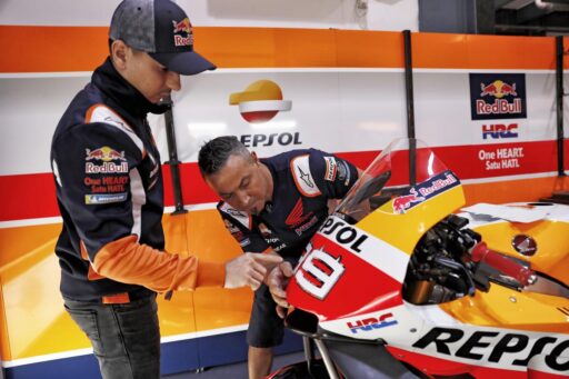 Jorge Lorenzo en el box de Honda durante su última temporada en MotoGP junto a la Honda número 99