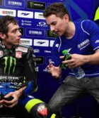 Jorge Lorenzo junto a Valentino Rossi durante los últimos test de MotoGP en el box de Yamaha