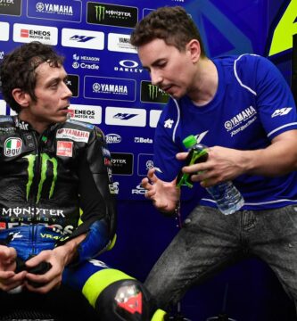 Jorge Lorenzo junto a Valentino Rossi durante los últimos test de MotoGP en el box de Yamaha