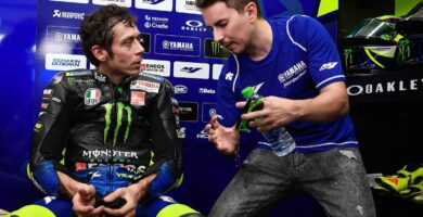 Jorge Lorenzo junto a Valentino Rossi durante los últimos test de MotoGP en el box de Yamaha