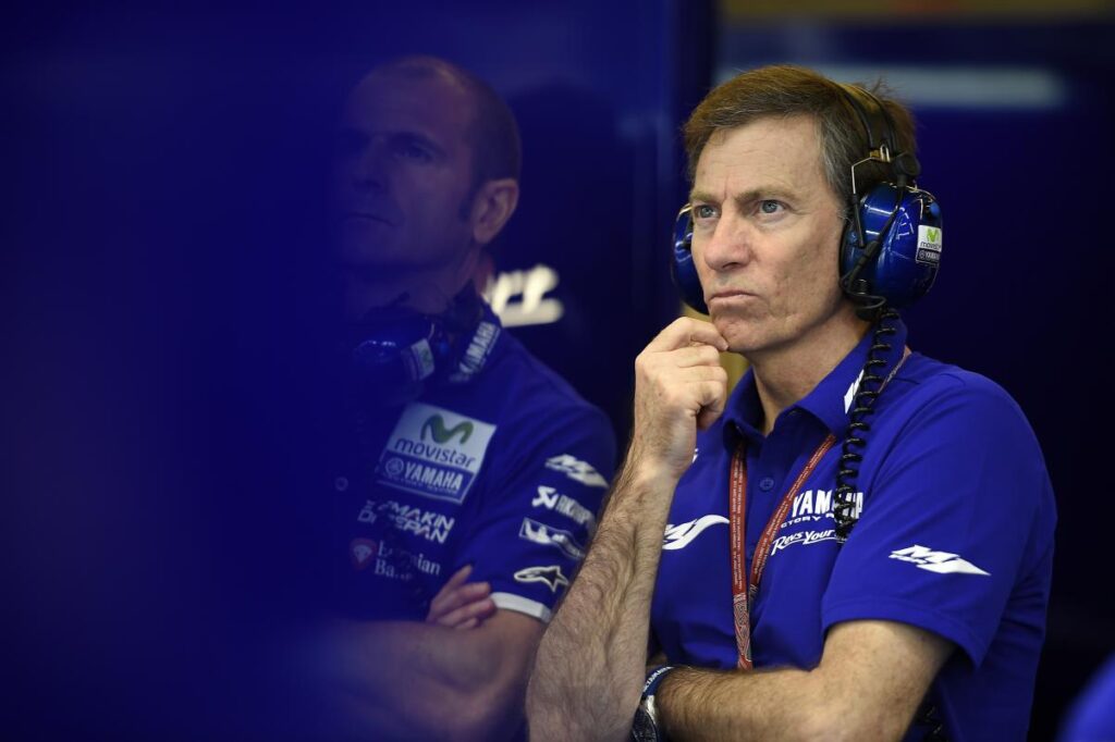 Lin Jarvis en el box de Yamaha