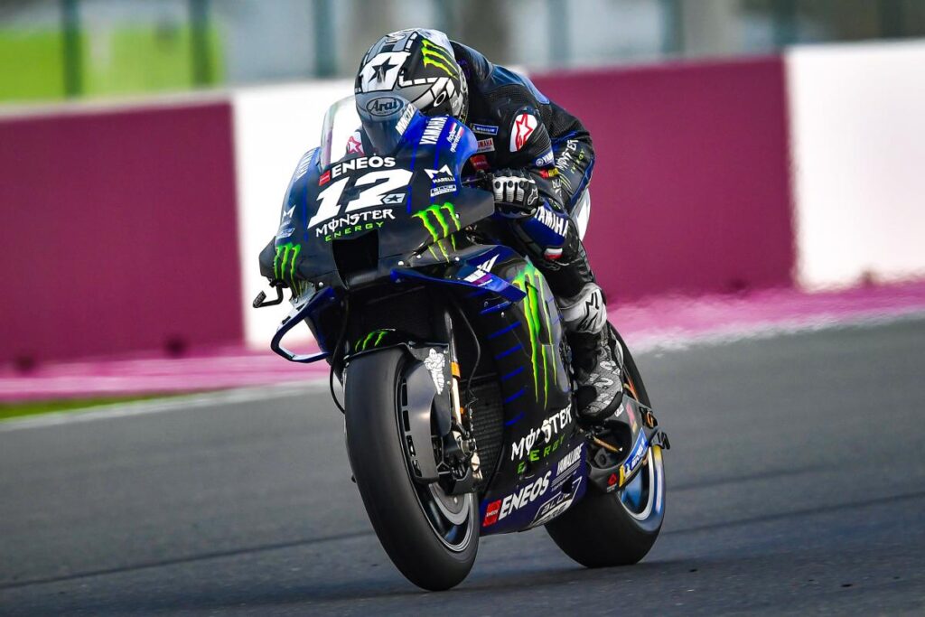 Maverick Viñales pilotando la Yamaha durante los test de Qatar de MotoGP