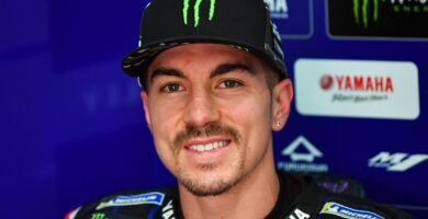 Maverick Viñales en el box de Yamaha