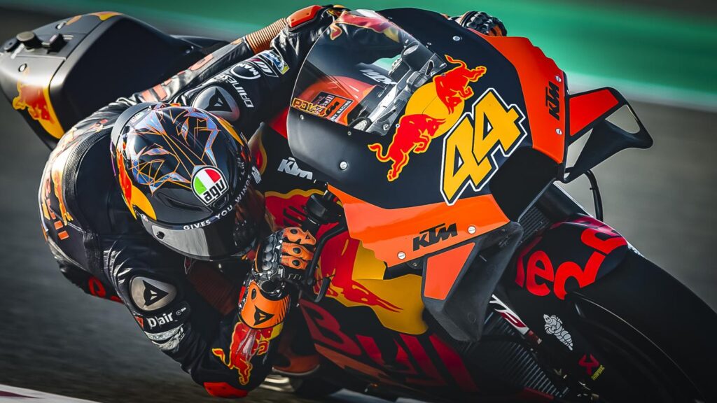 Pol Espargaro pilotando la KTM número 44 durante los últimos test de MotoGP en Qatar 