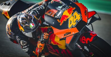 Pol Espargaro pilotando la KTM número 44 durante los últimos test de MotoGP en Qatar