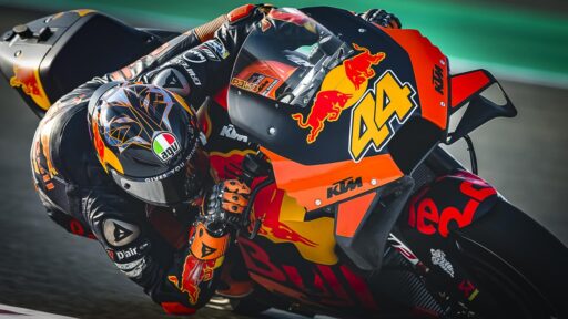 Pol Espargaro pilotando la KTM número 44 durante los últimos test de MotoGP en Qatar