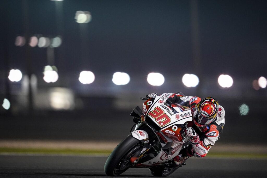 Takaaki Nakagami durante los últimos test de MotoGP en Qatar pilotando la Honda del LCR Honda 
