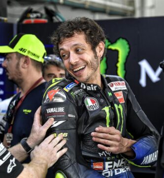 Valentino Rossi en su box durante una carrera de MotoGP