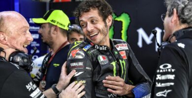 Valentino Rossi en su box durante una carrera de MotoGP