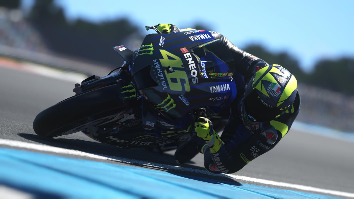 Imagen del videojuego de MotoGP 2020 que muestra a Valentino Rossi sobre la Yamaha número 46