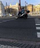 Una moto cruza por un paso de peatones taqueado