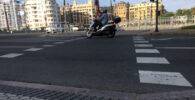 Una moto cruza por un paso de peatones taqueado