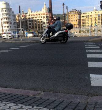 Una moto cruza por un paso de peatones taqueado