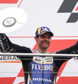 Cal Crutchlow celebra su segundo puesto en el Gran Premio de Australia de MotoGP en Phillip Island en 2019