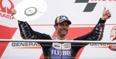 Cal Crutchlow celebra su segundo puesto en el Gran Premio de Australia de MotoGP en Phillip Island en 2019