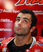 Danilo Petrucci en el box de Ducati