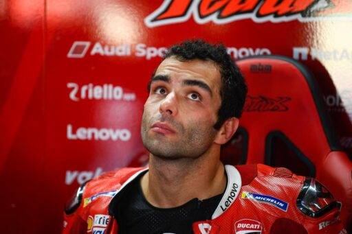 Danilo Petrucci en el box de Ducati