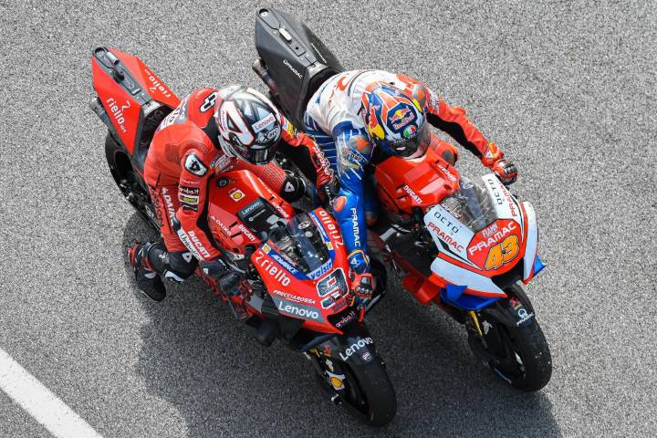 Danilo Petrucci y Jack Miller durante los test de pretemporada de MotoGP en Sepang