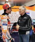 Giacomo Agostini junto a Marc Márquez en el box de Honda de MotoGP