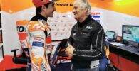 Giacomo Agostini junto a Marc Márquez en el box de Honda de MotoGP