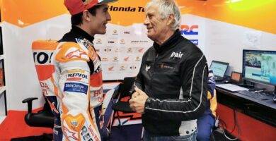 Giacomo Agostini junto a Marc Márquez en el box de Honda de MotoGP