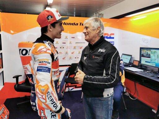 Giacomo Agostini junto a Marc Márquez en el box de Honda de MotoGP
