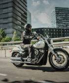 Un motorista circulando por una calle