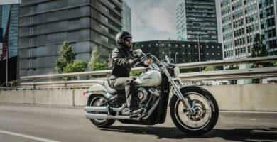 Un motorista circulando por una calle