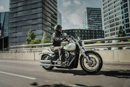 Un motorista circulando por una calle