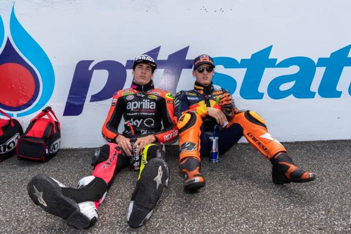 Pol Espargaró junto a su hermano Aleix en la parrilla de salida