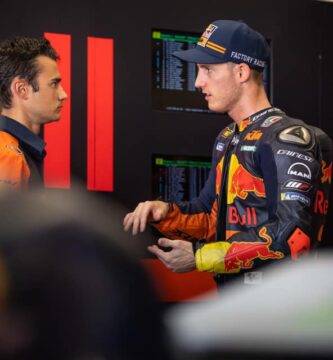 Pol Espargaró junto a Dani Pedrosa en el box de KTM