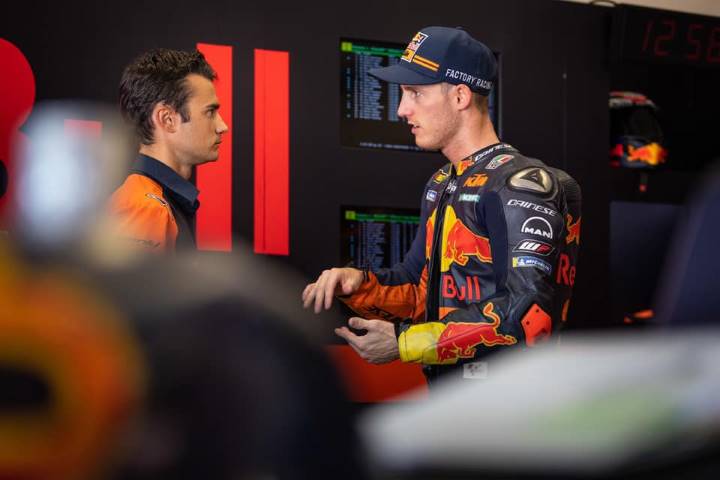 Pol Espargaró junto a Dani Pedrosa en el box de KTM