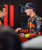 Pol Espargaro y Dani Pedrosa hablando en el box de KTM