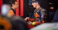 Pol Espargaro y Dani Pedrosa hablando en el box de KTM