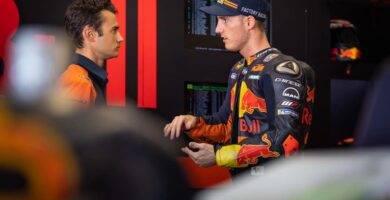 Pol Espargaro y Dani Pedrosa hablando en el box de KTM