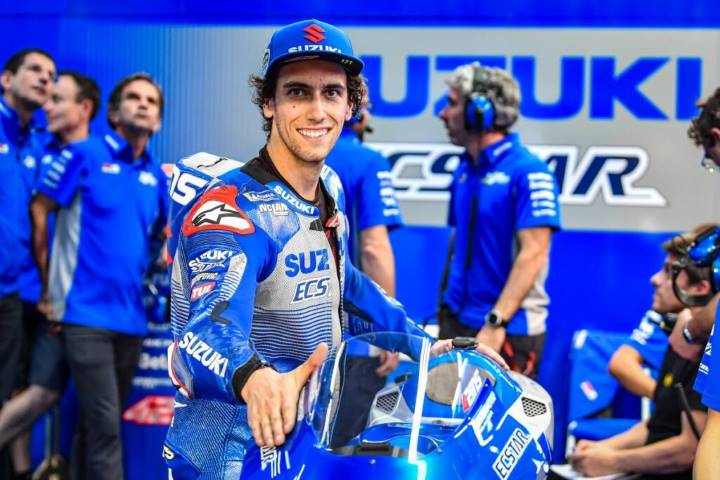 Álex Rins en el box de Suzuki durante los test de Qatar