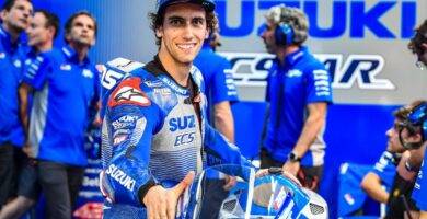 Álex Rins en el box de Suzuki durante los test de Qatar