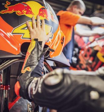 "Pol Espargaró permanezca en KTM sigue abierta"