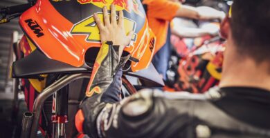 "Pol Espargaró permanezca en KTM sigue abierta"