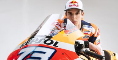 Álex Márquez junto a la Honda