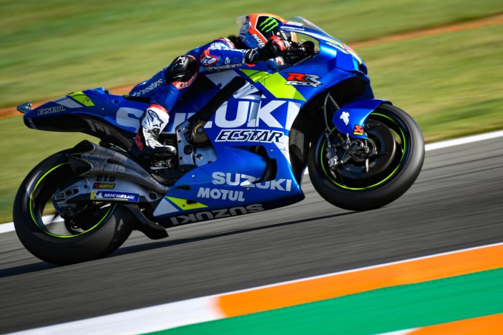 Álex Rins pilotando la Suzuki durante una carrera de MotoGP