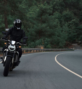 Una moto traza una curva en una carretera