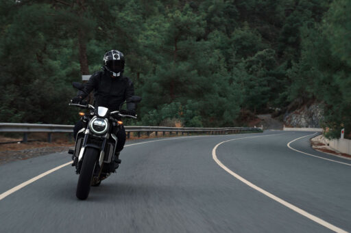 Una moto traza una curva en una carretera