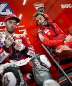 Andrea Dovizioso en el box de Ducati junto a uno de sus técnicos