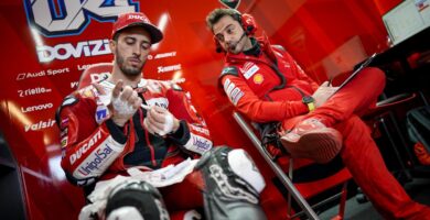 Andrea Dovizioso en el box de Ducati junto a uno de sus técnicos
